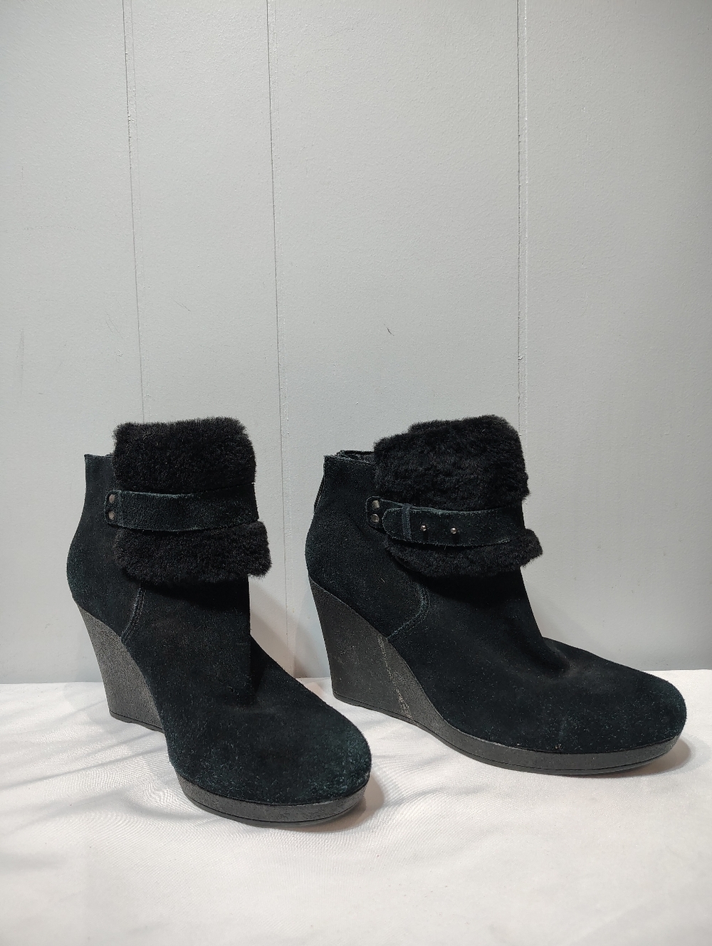 UGG Australia Black Wedge Ankle Boots Fur Lined Shearling Sz 8 Leather Suede